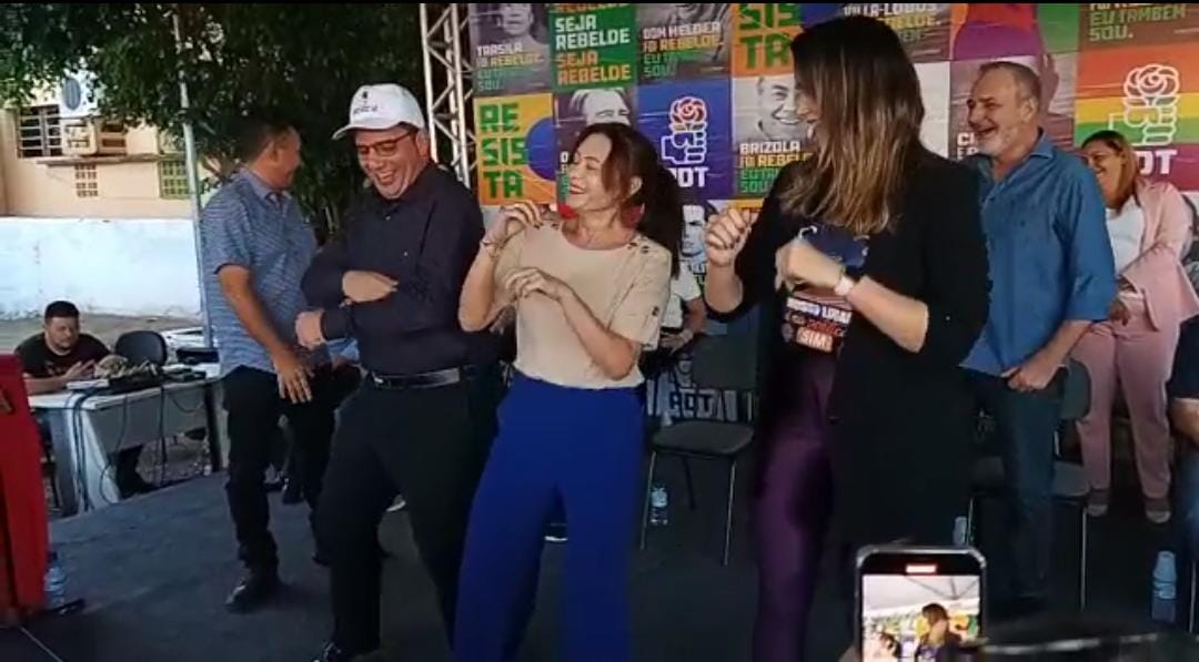 Convidado por militante, Cameli dança "Desenrola, bate, joga de ladinho" na sede do PDT